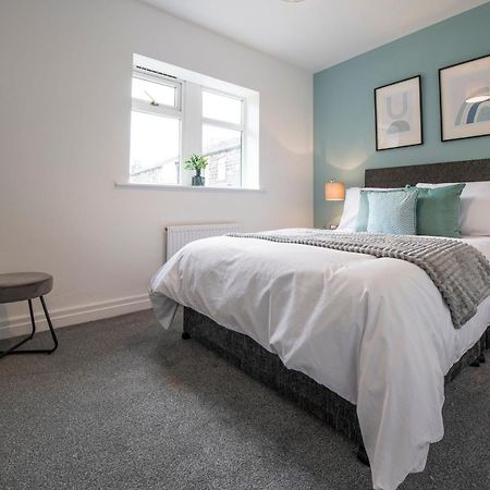 Large 2-Bedroom Bungalow Near Airedale Hospital, Keighley, Convenient Location With Parking Steeton Esterno foto