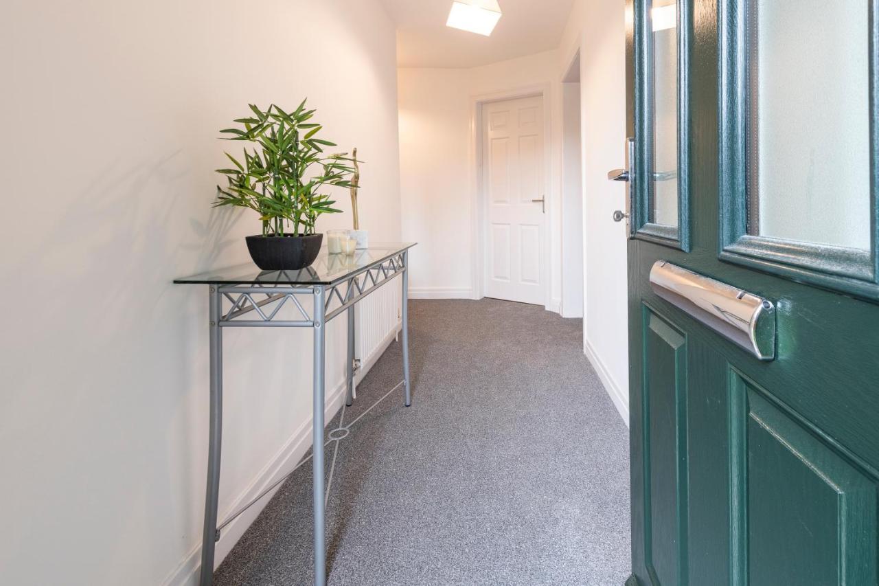 Large 2-Bedroom Bungalow Near Airedale Hospital, Keighley, Convenient Location With Parking Steeton Esterno foto