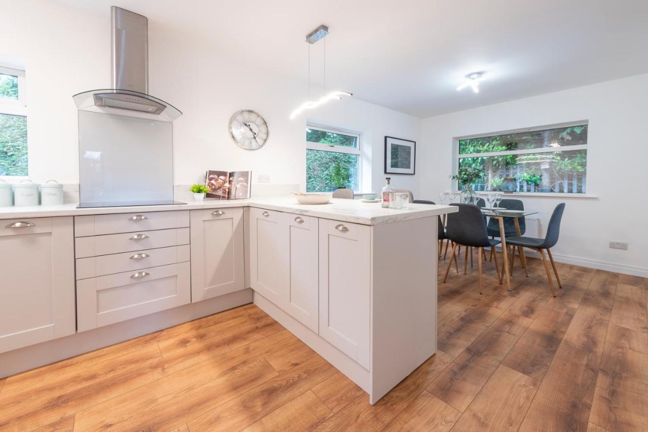 Large 2-Bedroom Bungalow Near Airedale Hospital, Keighley, Convenient Location With Parking Steeton Esterno foto